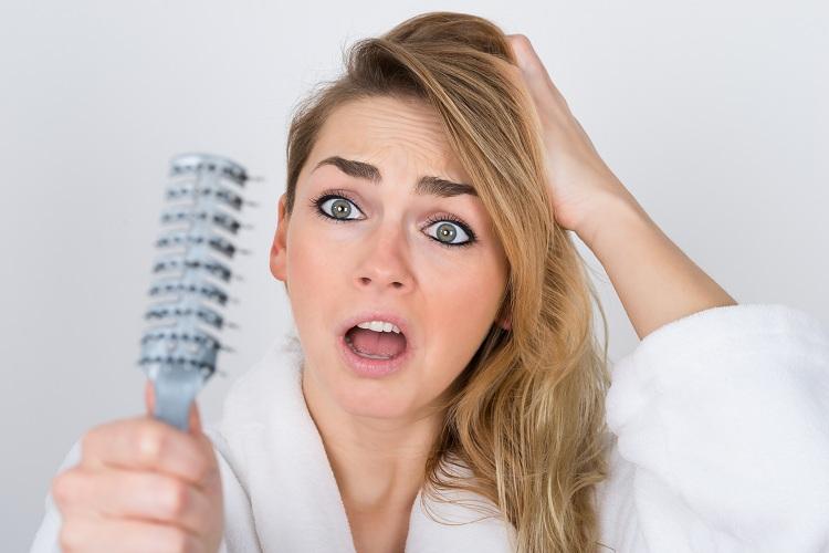 A queda de cabelo está entre os problemas que mais preocupam as mulheres. Confira 5 hábitos que você pode mudar e melhorar a saúde dos fios!