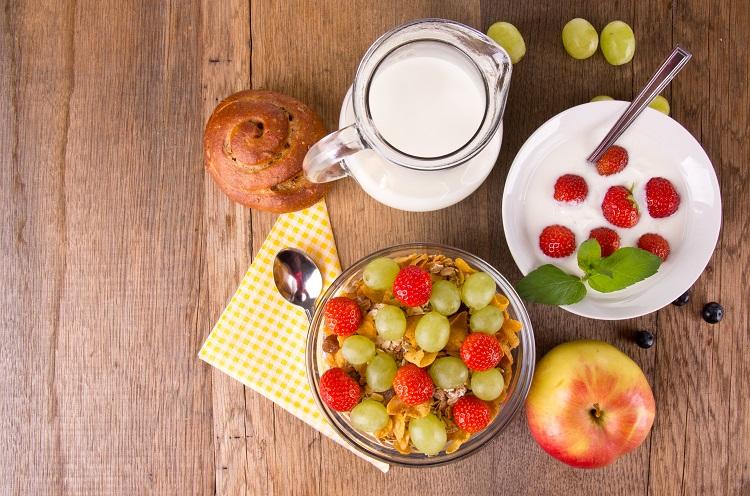 O café da manhã é a refeição mais importante, pois fornece energia para o dia todo! Confira 3 sugestões saborosas e saudáveis.