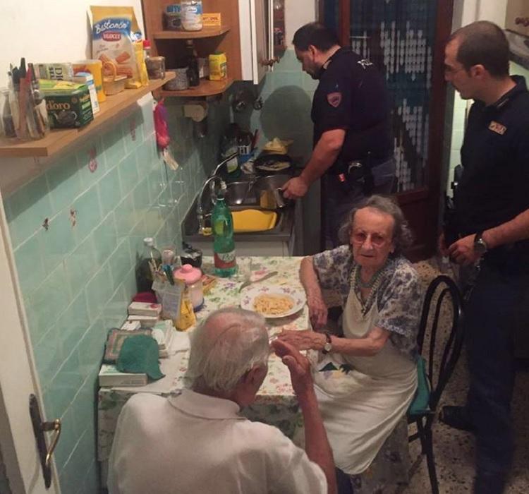 Você vai amar o que policiais italianos fizeram por um casal de velhinhos! 