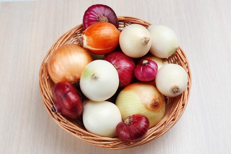 A cebola e a cebolinha são parentes, mas possuem algumas diferenças, por exemplo, a cor. Em comum está o uso na culinária e seus benefícios para a saúde.