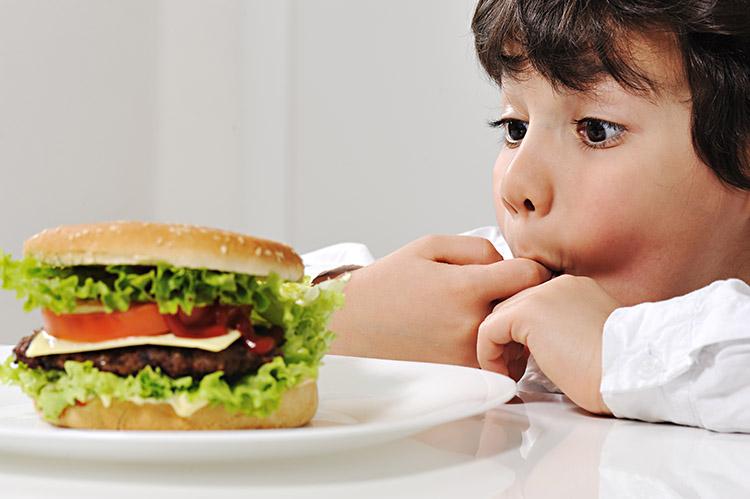 Quem ingere em excesso alimentos industrializados, como junk food, tende a perder o interesse por alimentos saudáveis, sabia?