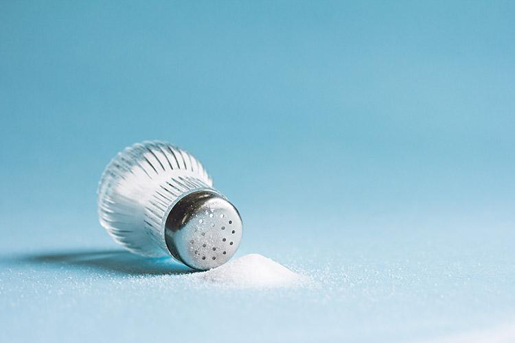 O que acontece quando consumimos muito sal? 