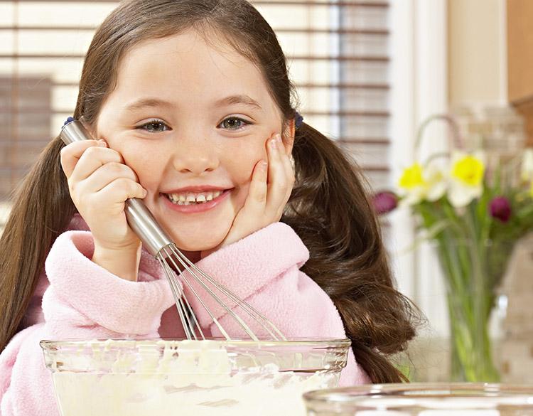 Criança na cozinha: 5 motivos para os pequenos cozinharem! 