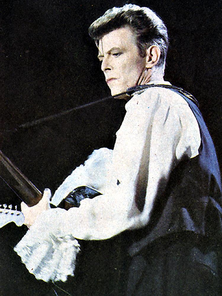 Como o músico David Bowie foi influenciado por Elvis Presley? 