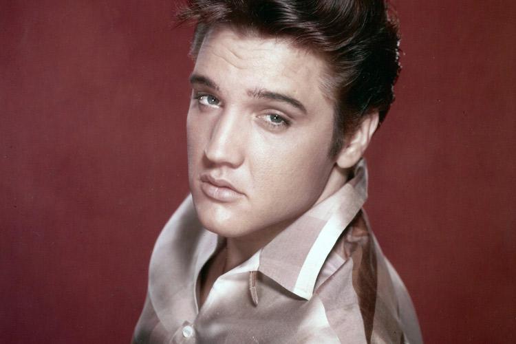 Há exatos 39 anos, Elvis Presley era encontrado morto em sua residência, em Memphis, no EUA. Relembre alguns fatos marcantes da carreira do cantor!