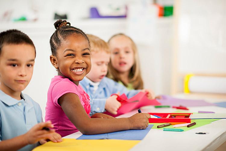 Nos primeiros dias de aula, aprenda a preparar um espaço acolhedor na creche e dar apoio emocional às crianças e aos pais