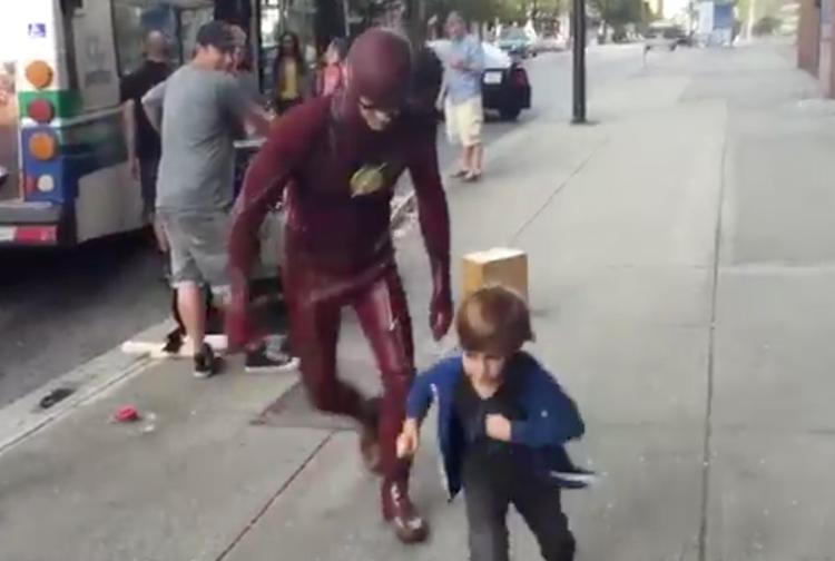 Vestido de The Flash, ator aposta corrida com criança 