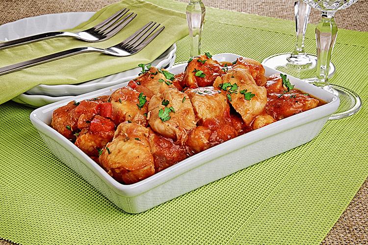 Confira essa receita de frango refogado ao molho de tomate com pimentão, uma combinação cheia de sabor para surpreender a família no almoço.