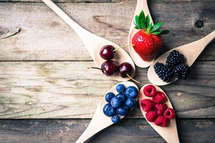 As frutas vermelhas e roxas (morango, framboesa e açaí) ajudam a proteger os neurônios, mantendo a memória ativa e a saúde do cérebro em dia.