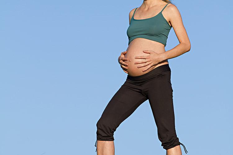 Praticar exercícios durante a gravidez é permitido e recomendado pelos profissionais da saúde. A orientação é consultar um médico antes de começar!