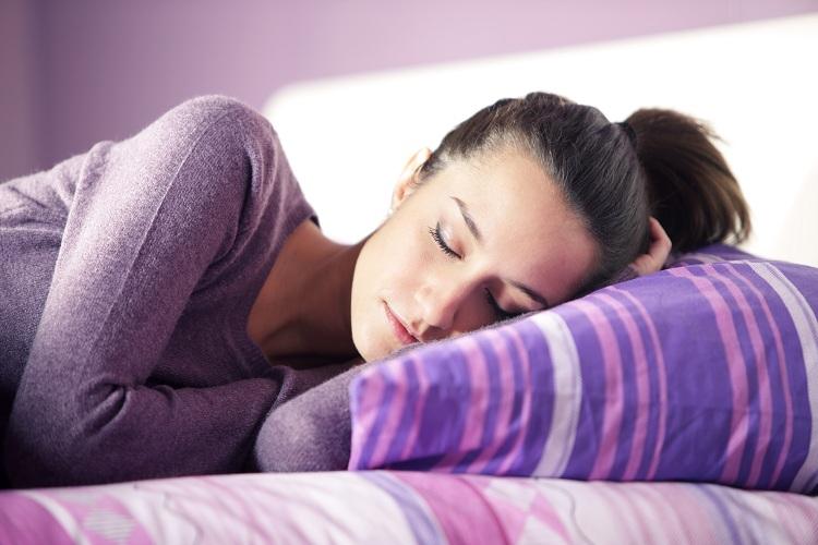 Tá difícil pegar no sono ultimamente? Mudar seus hábitos pode ajudar a dormir mais tranquila. Confira essas 7 dicas para melhorar sua noite de sono!