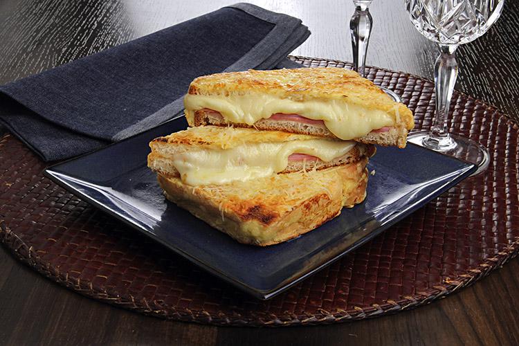 Aprenda uma receita deliciosa de lanche de forno. Esse misto-quente gratinado leva queijo mussarela, presunto, provolone e creme de leite.