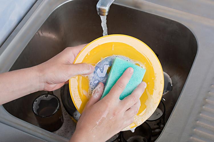 Lavar louça ajuda a reduzir o estresse 