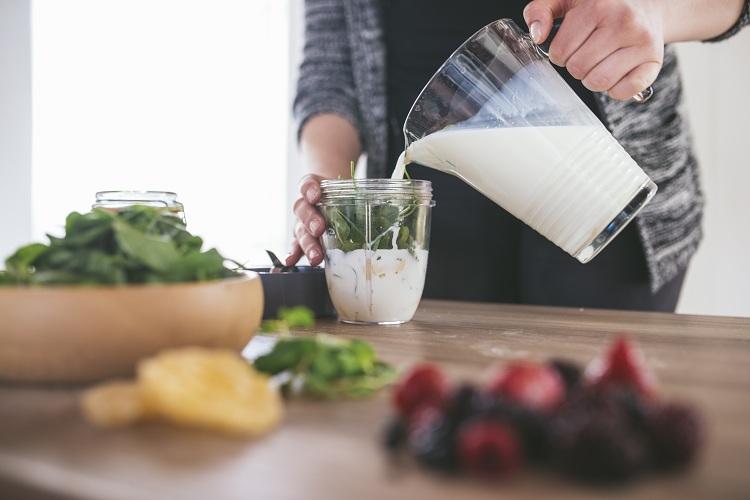Para tentar em casa: aprenda a fazer leites vegetais 