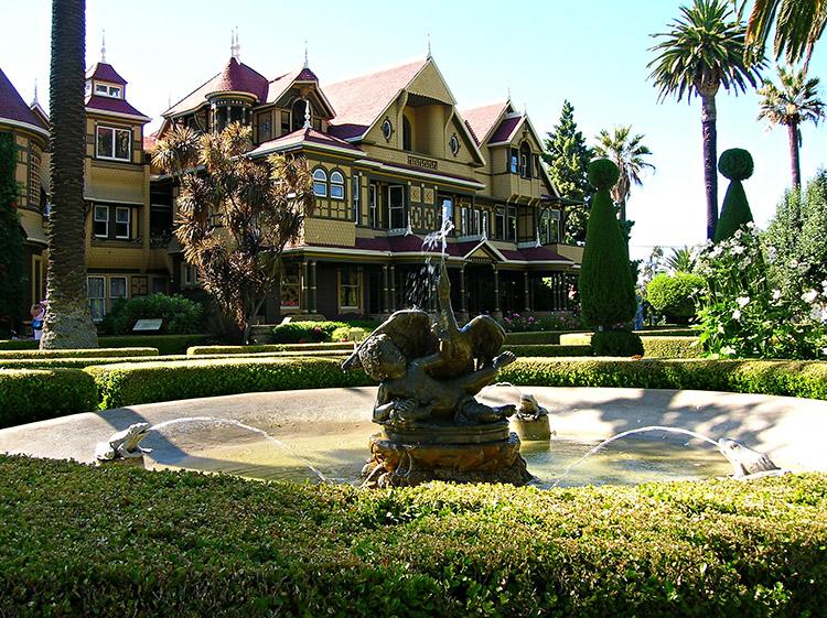 Nos Estados Unidos, a Mansão Winchester está localizada em San Jose, na Califórnia e possui uma história pra lá de bizarra e assustadora!