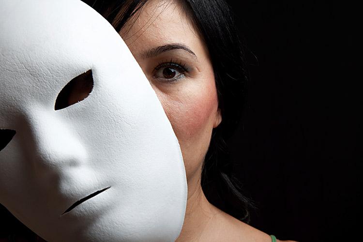 Todo mundo sabe que as máscaras servem para cobrir o rosto, mas pouca gente conhece suas outras utilidades. Veja o que está por trás das máscaras!