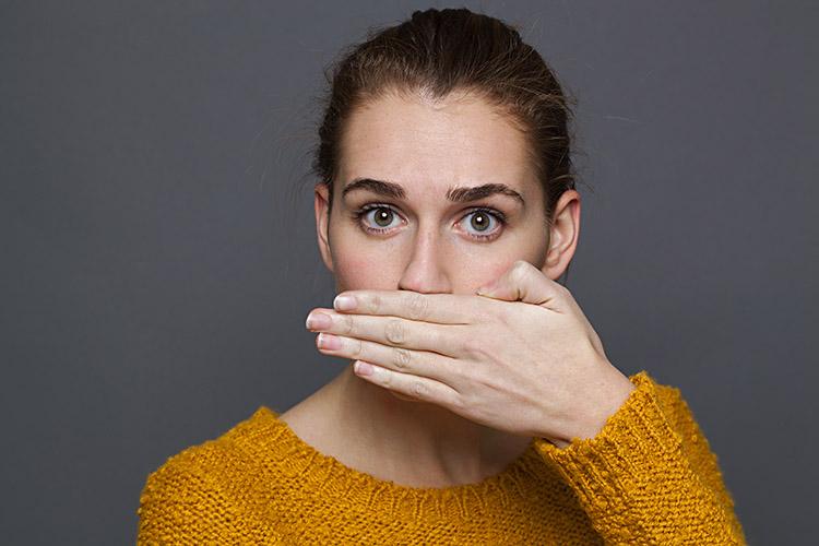 As maiores causas do mau hálito estão ligadas a problemas bucais e de má alimentação. Tire suas dúvidas sobre esse mal e descubra como evitá-lo