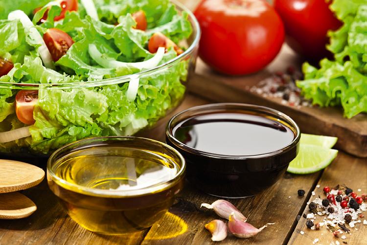Trouxemos 3 opções de molho pouco calórico para deixar a sua salada ainda mais leve e saborosa e ajudar você a não enjoar da dieta!
