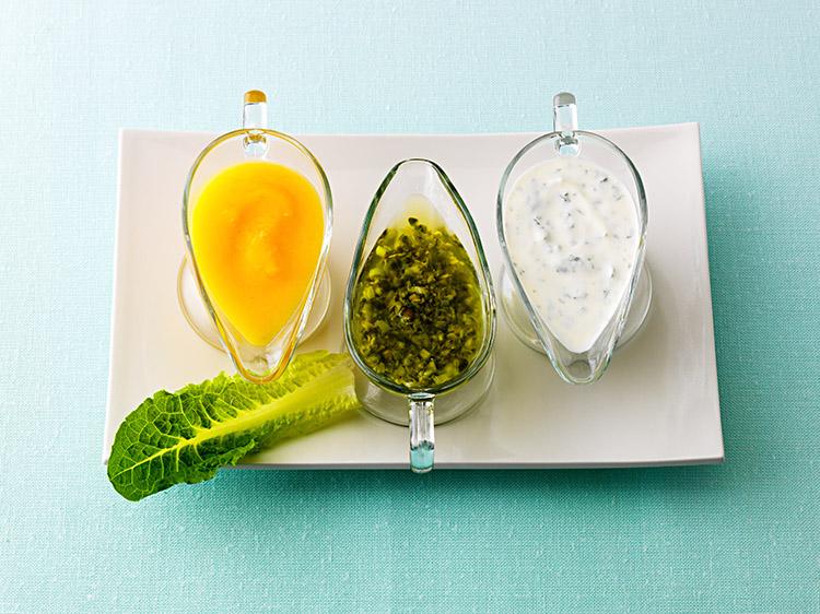 Os molhos são acompanhamentos ideais para as saladas, mas podem se tornar vilões da saúde quando apresentam lactose ou excesso de calorias.