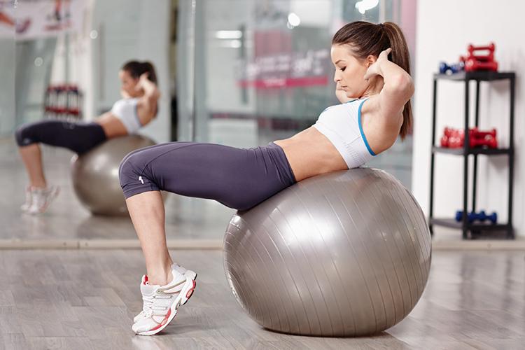Com 5 treinos específicos de abdominal, você enxuga medidas e define os músculos. Escolha a série para fazer em casa ou na academia