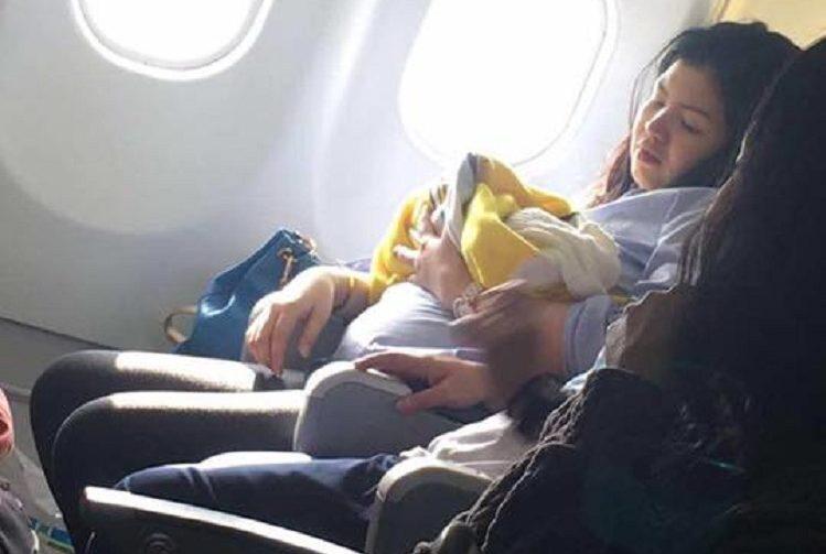 Mulher dá luz à bebê durante voo e criança ganha passagem infinita 