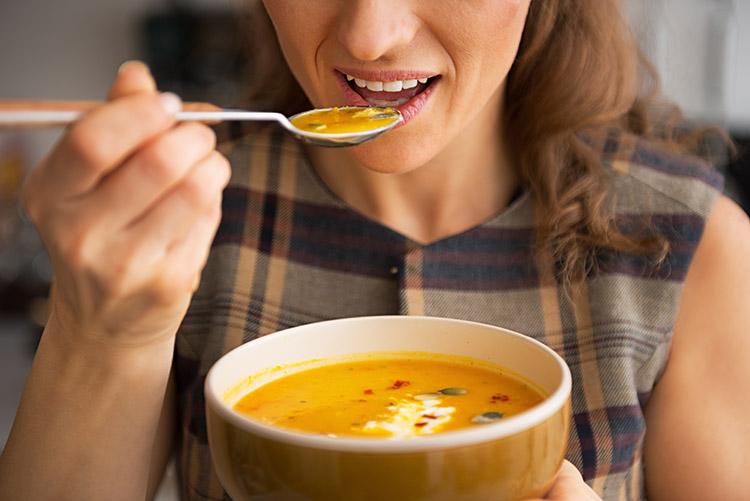 As sopas são ideais para enriquecer o dia a dia e aquecer o corpo num dia frio. Além disso, elas oferecem vantagens ao organismo.