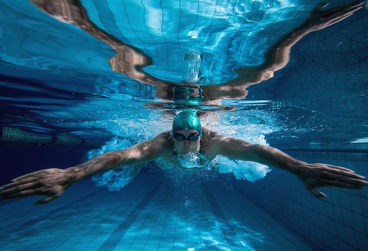 A prática de exercícios físicos é importante para dormir melhor, ainda mais se as atividades forem realizadas dentro da água!