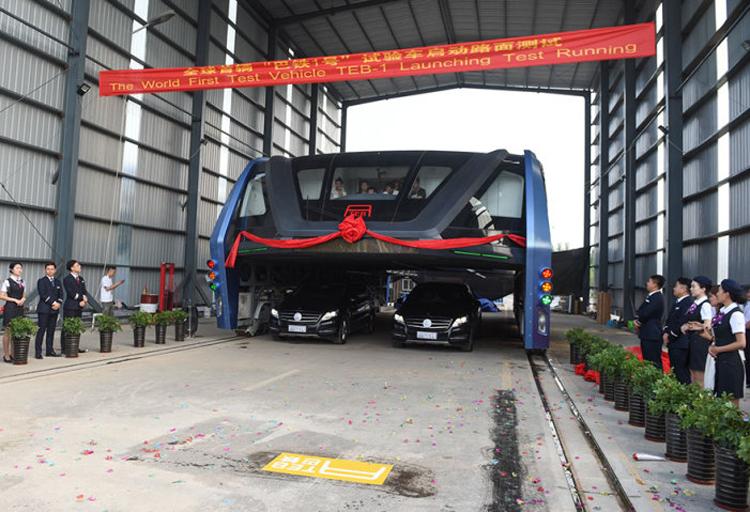 Ônibus que passa por cima dos carros é criado na China! 