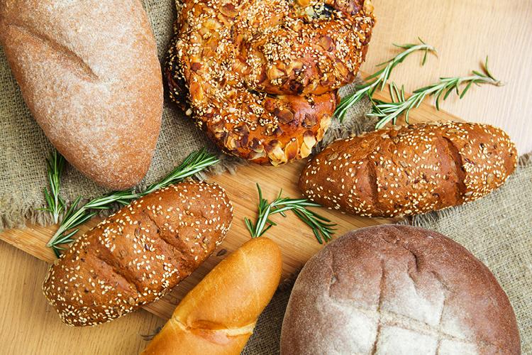 Aprenda a diferenciar no rótulo dos produtos as informações que podem ajudá-la na dieta e entenda qual tipo de pão é o mais ideal para a sua saúde!