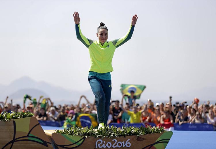 Entenda a medalha de bronze de Poliana Okimoto na Maratona Aquática 