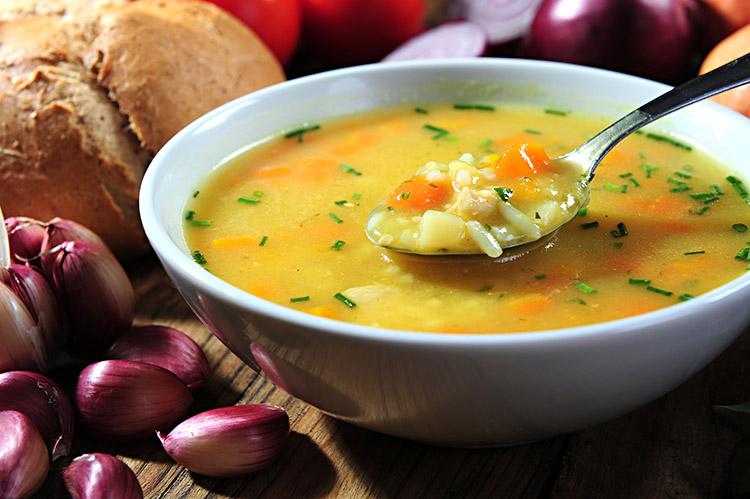 As sopas são saborosas e ideias para aquecer num dia frio. Além disso, elas são ricas nutricionalmente e protegem a saúde como um todo.