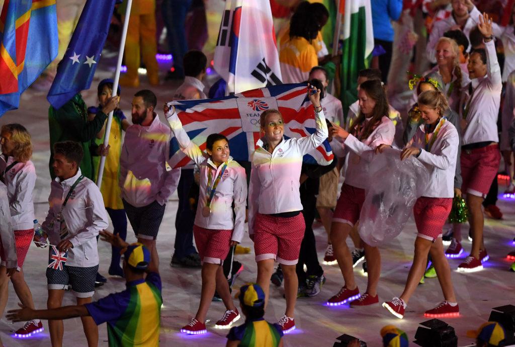 A internet pirou com a surpresa da delegação do Reino Unido: tênis de luz LED! Confira as melhores reações da web durante o encerramento das Olimpíadas