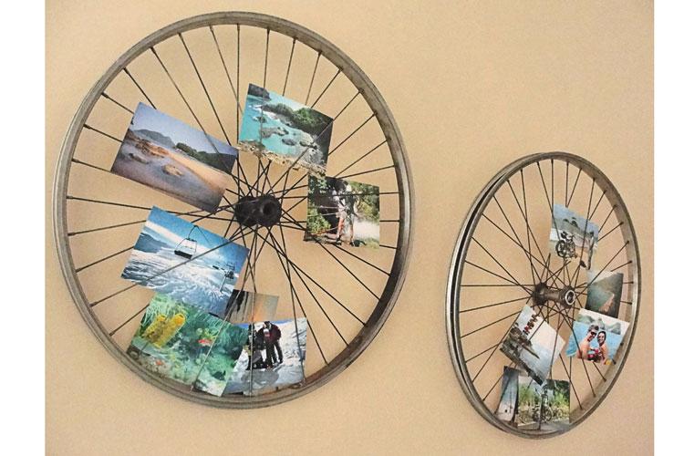 Decoração sustentável: pallets e rodas de bicicleta na parede da sala! 