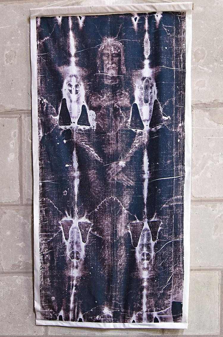 O santo sudário é um pano de linho de 4,36 metros de comprimento e 1,1 metro de largura e foi usado para envolver o corpo de um homem morto por crucificação