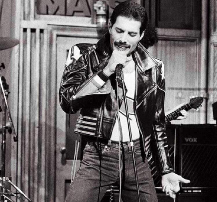 No aniversário de 39 anos da morte de Elvis Presley, conheça o legado que o rei do rock deixou para o cantor Freddie Mercury