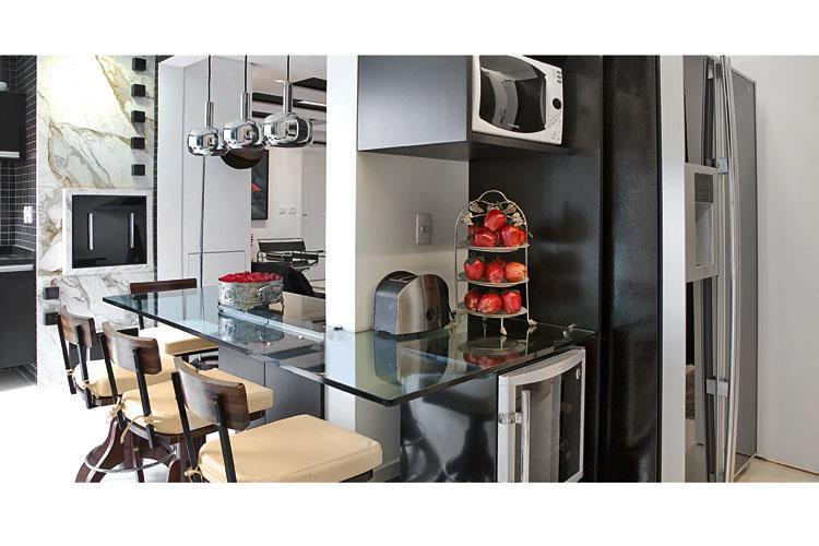 Planeje uma cozinha integrada com espaço para refeições rápidas