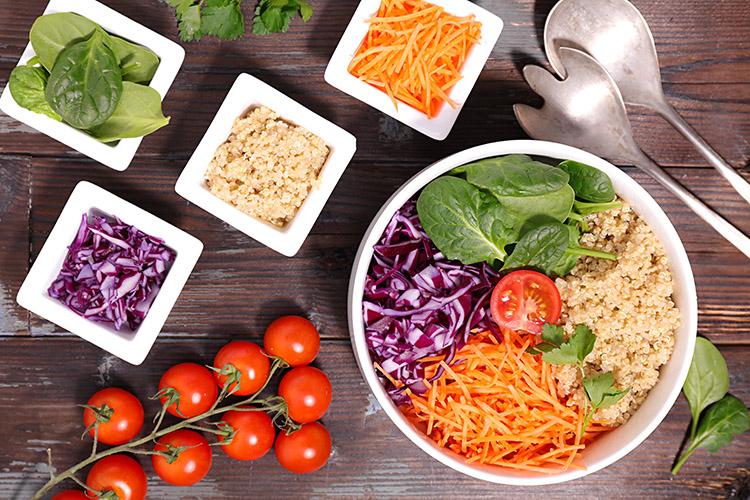 As saladas podem favorecer a saúde de inúmeras formas, desde ajudar no emagrecimento até afastar doenças, como ocorre com o diabetes.
