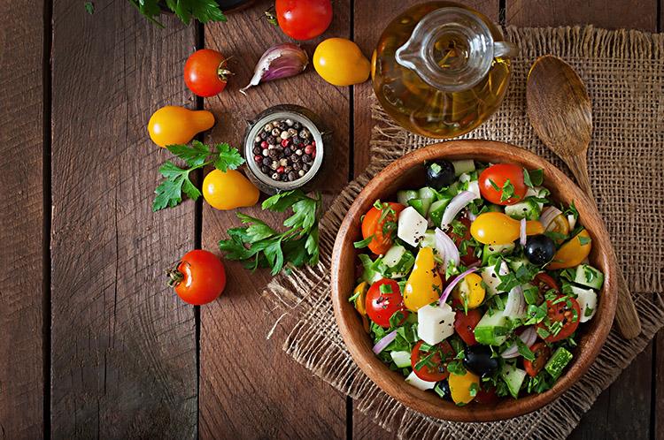 5 alimentos que não podem ficar de fora da sua salada 