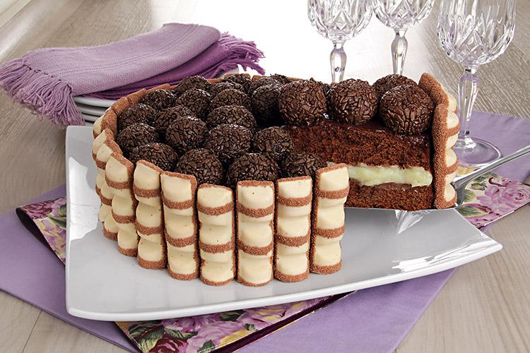Aprenda a fazer esse maravilhoso bolo de brigadeiro cercado com chocolate kinder bueno. Fica lindo e delicioso. Ideal para sua festa.