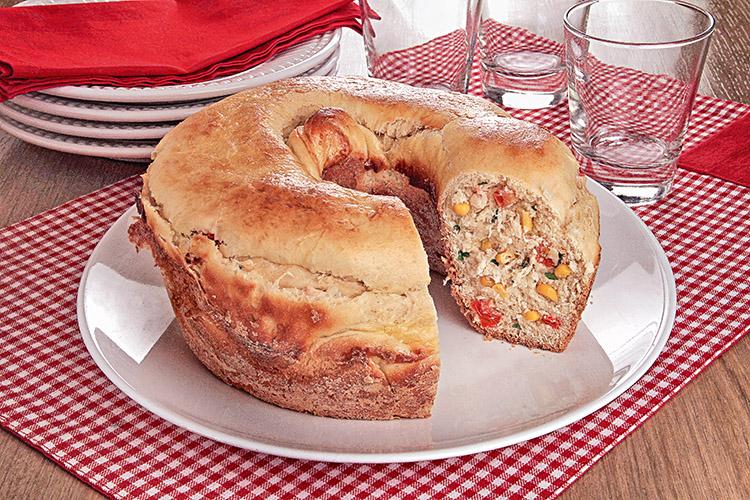 Aprenda a fazer esse delicioso pão recheado de frango com requeijão. Ele é muito fácil, fica muito recheado e você pode fazer na fôrma de bolo.