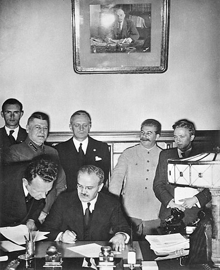 Antes da invasão da Polônia, em 1939, a Alemanha de Hitler e a União Soviética de Stalin assinaram um pacto de não agressão, o tratado de Molotov-Ribbentrop