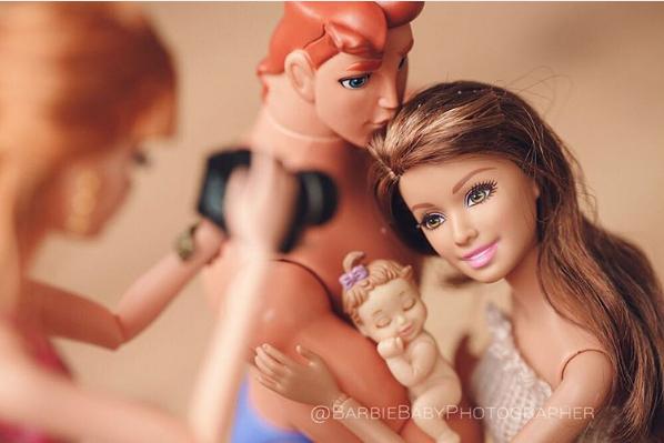 Perfil no Instagram mostra Barbie como fotógrafa de bebês! Confira! 