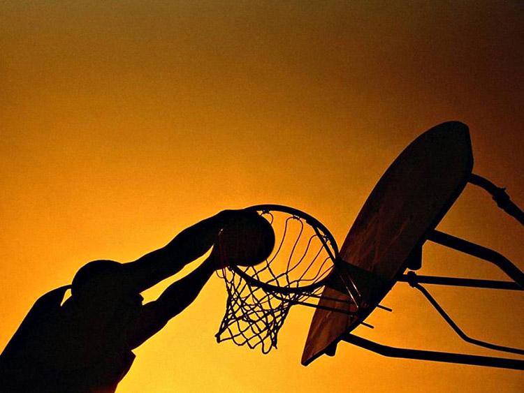 O basquete é um esporte coletivo que permite ganhos à saúde, como fortalecimento muscular, perda de peso e melhora na flexibilidade.