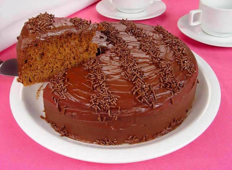 Que tal preparar um bolo bem fácil para o café da tarde? Veja a receita desse bolo de chocolate com iogurte muito saboroso!
