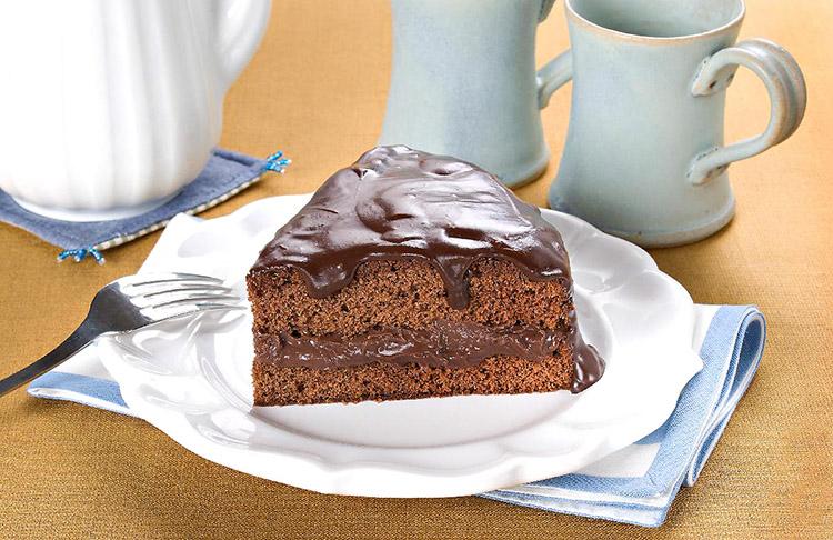 Transforme um doce clássico em uma explosão de sabor! Esse bolo-pão de mel com chocolate é fácil de fazer e vai surpreender a todos!