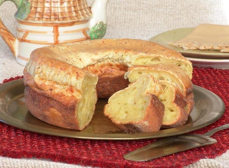 Quem não gosta de um pãozinho de queijo quentinho na hora do café? Que tal transformar essa receita em bolo? Faça já o bolo de pão de queijo e inove!