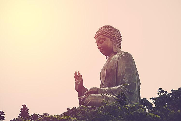 O significado de Buda diz respeito a um estado de espírito de libertação, que é representado pelo budismo por figuras diferentes, como o buda de proteção