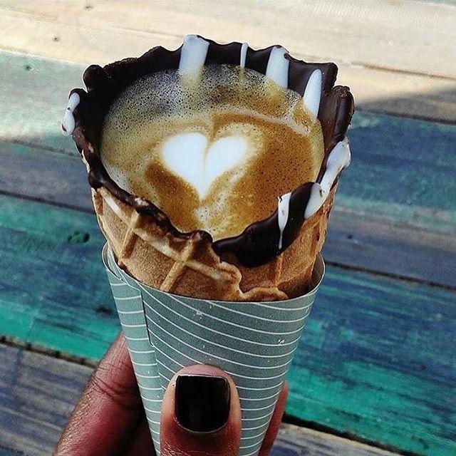 The Grind Coffee Company, uma cafeteria na capital da África do Sul fez sucesso por uma invenção nada convencional: servir café no cone de sorvete. Confira!