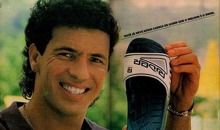 A marca Rider, da Grendene, completa 30 anos e, para comemorar, trouxe o famoso chinelo de tiras largas de volta às lojas