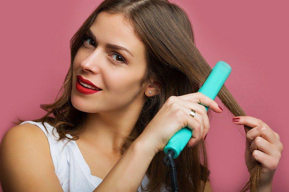 Para conquistar o efeito liso nos cabelos, é necessário saber como fazer chapinha de maneira correta, para que o equipamento não danifique os fios
